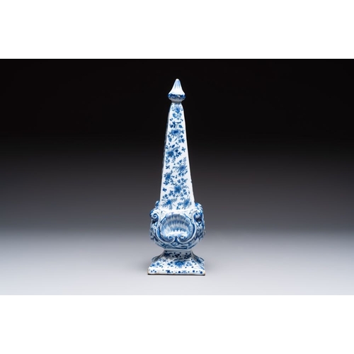 935 - A blue and white Dutch Delft obelisk, late 17th C.H.: 35,5 cm
 Marked AK on the base for Adrianus Ko... 