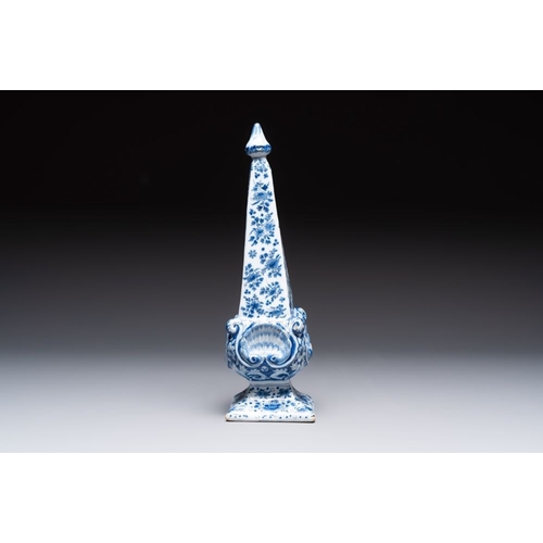 935 - A blue and white Dutch Delft obelisk, late 17th C.H.: 35,5 cm
 Marked AK on the base for Adrianus Ko... 