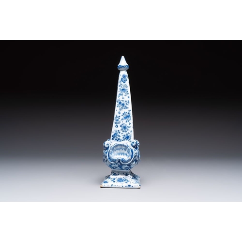 935 - A blue and white Dutch Delft obelisk, late 17th C.H.: 35,5 cm
 Marked AK on the base for Adrianus Ko... 