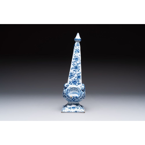 935 - A blue and white Dutch Delft obelisk, late 17th C.H.: 35,5 cm
 Marked AK on the base for Adrianus Ko... 