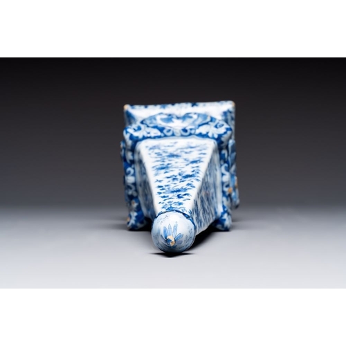 935 - A blue and white Dutch Delft obelisk, late 17th C.H.: 35,5 cm
 Marked AK on the base for Adrianus Ko... 