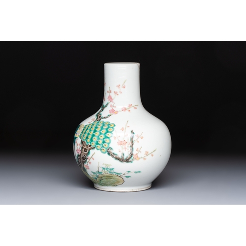 11 - A fine Chinese famille verte 'Peacocks' vase, 19th C.H.: 16,8 cmCondition reports and additional hig... 