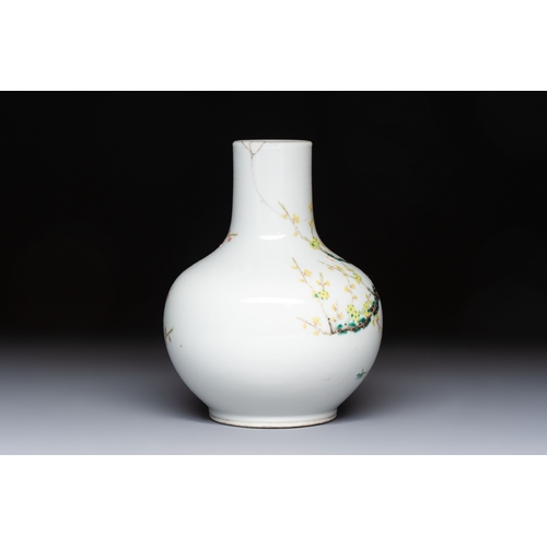 11 - A fine Chinese famille verte 'Peacocks' vase, 19th C.H.: 16,8 cmCondition reports and additional hig... 
