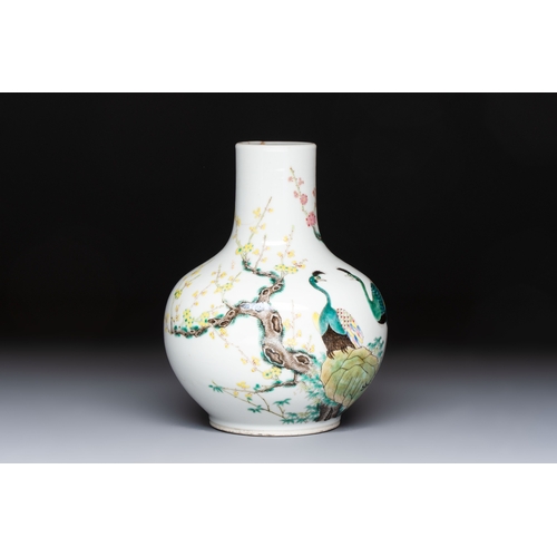 11 - A fine Chinese famille verte 'Peacocks' vase, 19th C.H.: 16,8 cmCondition reports and additional hig... 