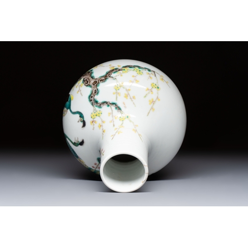 11 - A fine Chinese famille verte 'Peacocks' vase, 19th C.H.: 16,8 cmCondition reports and additional hig... 