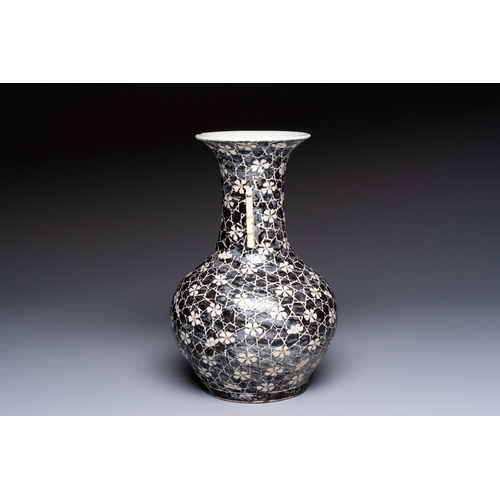 13 - A rare Chinese famille noire 'Prunus on Cracked Ice' vase with 'Chilong' handles, 19th C.H.: 30,5 cm... 