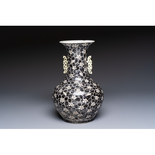 13 - A rare Chinese famille noire 'Prunus on Cracked Ice' vase with 'Chilong' handles, 19th C.H.: 30,5 cm... 