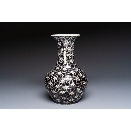 13 - A rare Chinese famille noire 'Prunus on Cracked Ice' vase with 'Chilong' handles, 19th C.H.: 30,5 cm... 
