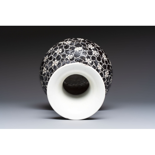 13 - A rare Chinese famille noire 'Prunus on Cracked Ice' vase with 'Chilong' handles, 19th C.H.: 30,5 cm... 