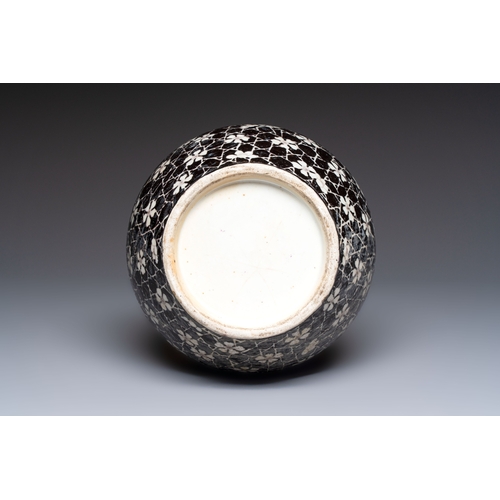 13 - A rare Chinese famille noire 'Prunus on Cracked Ice' vase with 'Chilong' handles, 19th C.H.: 30,5 cm... 