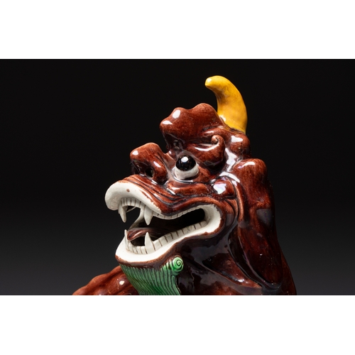 16 - A Chinese sancai-glazed Xiezhi on a wooden stand, 19th C.H.: 41,8 cm (incl. stand)H.: 37 cm (excl. s... 