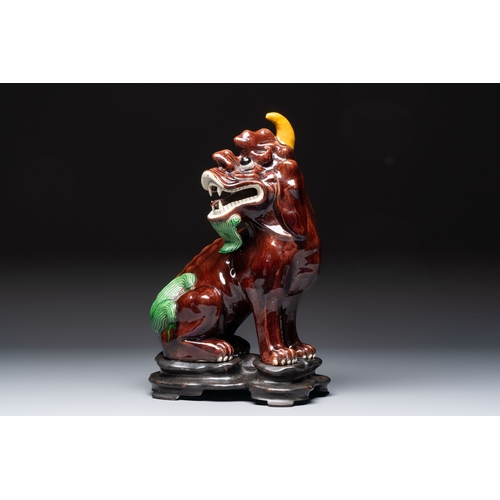 16 - A Chinese sancai-glazed Xiezhi on a wooden stand, 19th C.H.: 41,8 cm (incl. stand)H.: 37 cm (excl. s... 