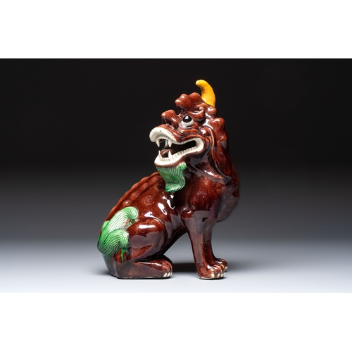 16 - A Chinese sancai-glazed Xiezhi on a wooden stand, 19th C.H.: 41,8 cm (incl. stand)H.: 37 cm (excl. s... 