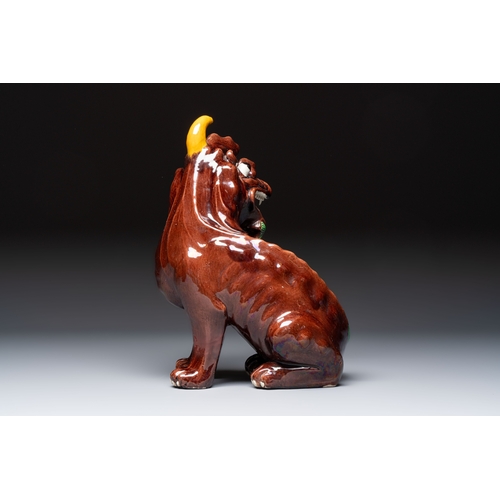 16 - A Chinese sancai-glazed Xiezhi on a wooden stand, 19th C.H.: 41,8 cm (incl. stand)H.: 37 cm (excl. s... 