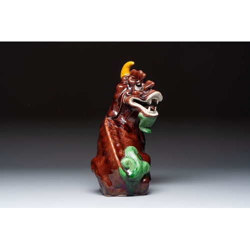 16 - A Chinese sancai-glazed Xiezhi on a wooden stand, 19th C.H.: 41,8 cm (incl. stand)H.: 37 cm (excl. s... 