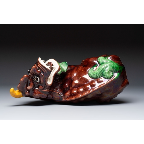 16 - A Chinese sancai-glazed Xiezhi on a wooden stand, 19th C.H.: 41,8 cm (incl. stand)H.: 37 cm (excl. s... 