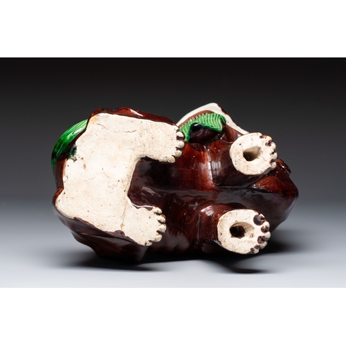 16 - A Chinese sancai-glazed Xiezhi on a wooden stand, 19th C.H.: 41,8 cm (incl. stand)H.: 37 cm (excl. s... 