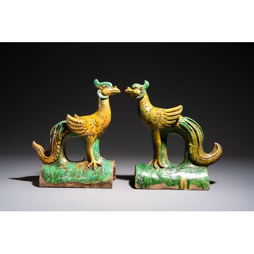 21 - A pair of Chinese sancai-glazed 'Phoenix' roof tiles, MingDim.: 29,5 x 13,5 x 34 cm (the tallest)Dim... 