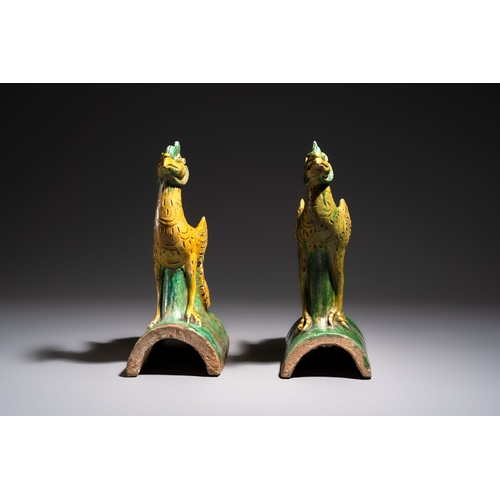 21 - A pair of Chinese sancai-glazed 'Phoenix' roof tiles, MingDim.: 29,5 x 13,5 x 34 cm (the tallest)Dim... 