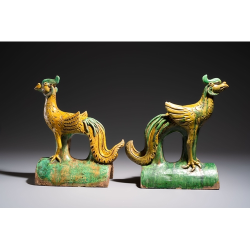 21 - A pair of Chinese sancai-glazed 'Phoenix' roof tiles, MingDim.: 29,5 x 13,5 x 34 cm (the tallest)Dim... 