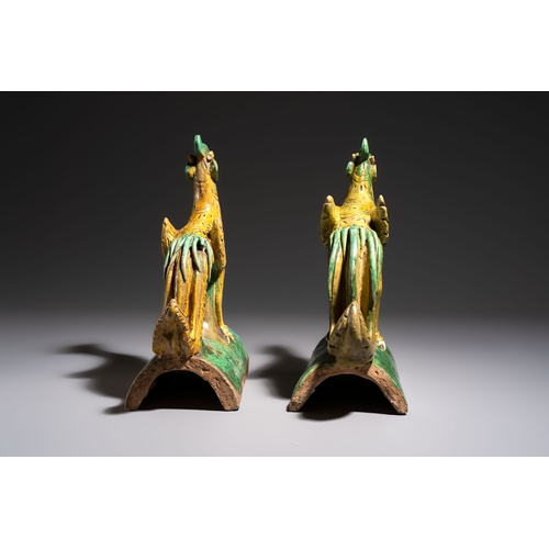 21 - A pair of Chinese sancai-glazed 'Phoenix' roof tiles, MingDim.: 29,5 x 13,5 x 34 cm (the tallest)Dim... 