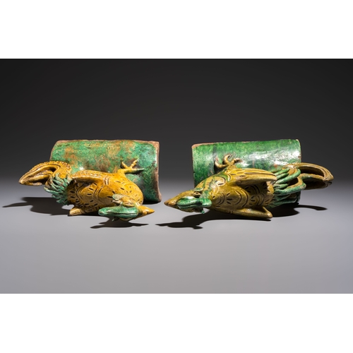 21 - A pair of Chinese sancai-glazed 'Phoenix' roof tiles, MingDim.: 29,5 x 13,5 x 34 cm (the tallest)Dim... 