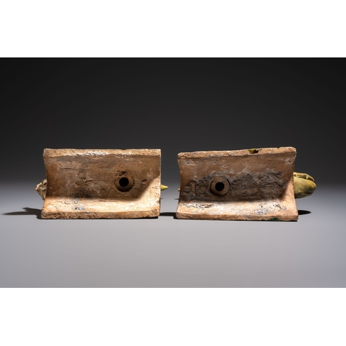 21 - A pair of Chinese sancai-glazed 'Phoenix' roof tiles, MingDim.: 29,5 x 13,5 x 34 cm (the tallest)Dim... 