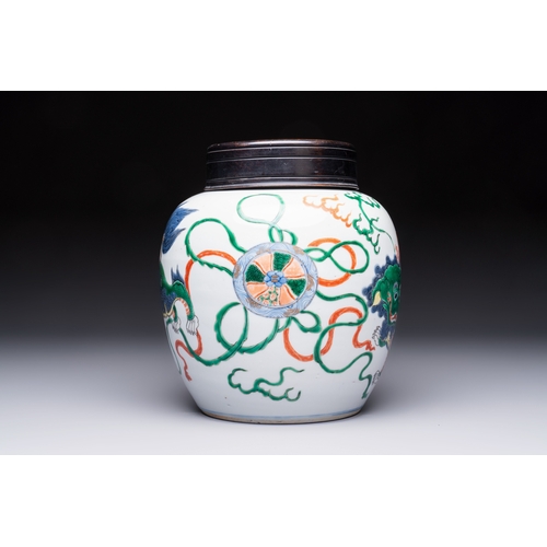 23 - A fine Chinese famille verte 'Buddhist Lions' jar and a reticulated wooden cover, 19th C.H.: 23,5 cm... 