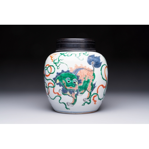 23 - A fine Chinese famille verte 'Buddhist Lions' jar and a reticulated wooden cover, 19th C.H.: 23,5 cm... 