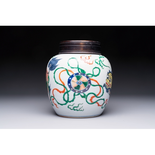 23 - A fine Chinese famille verte 'Buddhist Lions' jar and a reticulated wooden cover, 19th C.H.: 23,5 cm... 