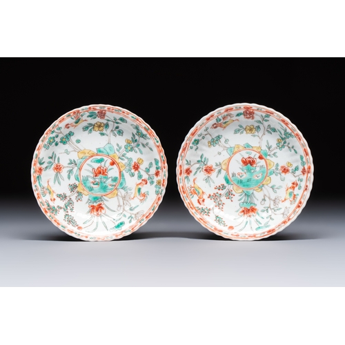 25 - A pair of Chinese famille verte cups and saucers with floral design, Jade marks, 19th C.Dia.: 12,5 c... 