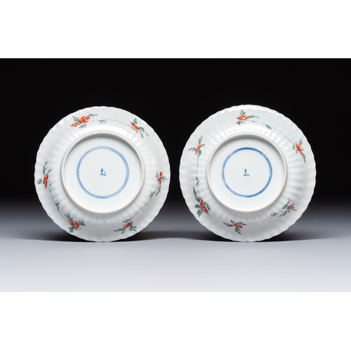 25 - A pair of Chinese famille verte cups and saucers with floral design, Jade marks, 19th C.Dia.: 12,5 c... 