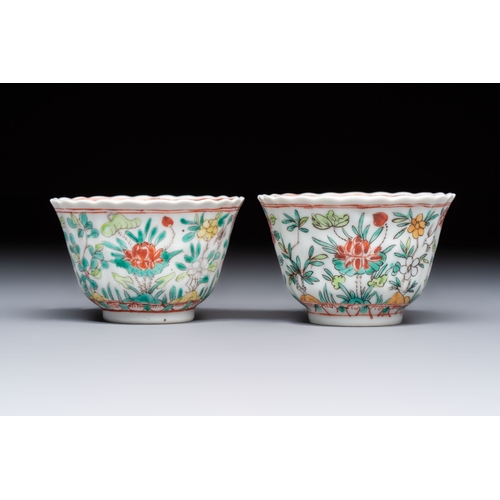 25 - A pair of Chinese famille verte cups and saucers with floral design, Jade marks, 19th C.Dia.: 12,5 c... 