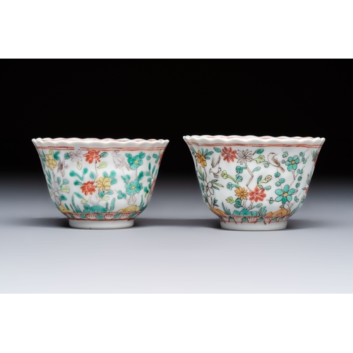 25 - A pair of Chinese famille verte cups and saucers with floral design, Jade marks, 19th C.Dia.: 12,5 c... 
