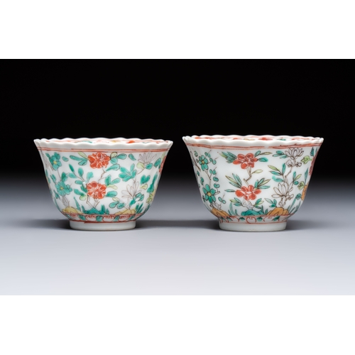25 - A pair of Chinese famille verte cups and saucers with floral design, Jade marks, 19th C.Dia.: 12,5 c... 