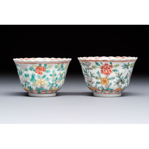 25 - A pair of Chinese famille verte cups and saucers with floral design, Jade marks, 19th C.Dia.: 12,5 c... 