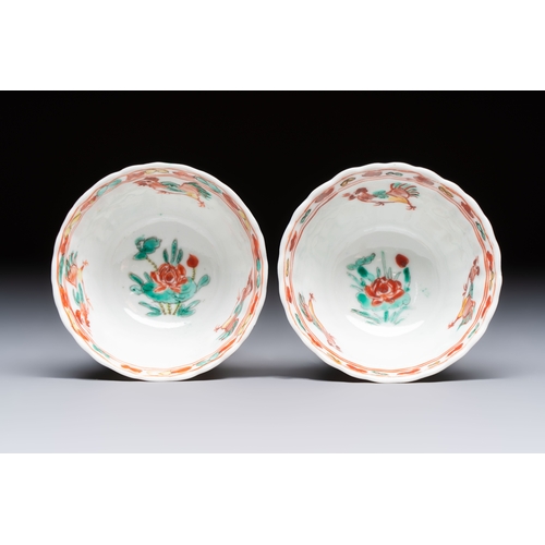 25 - A pair of Chinese famille verte cups and saucers with floral design, Jade marks, 19th C.Dia.: 12,5 c... 