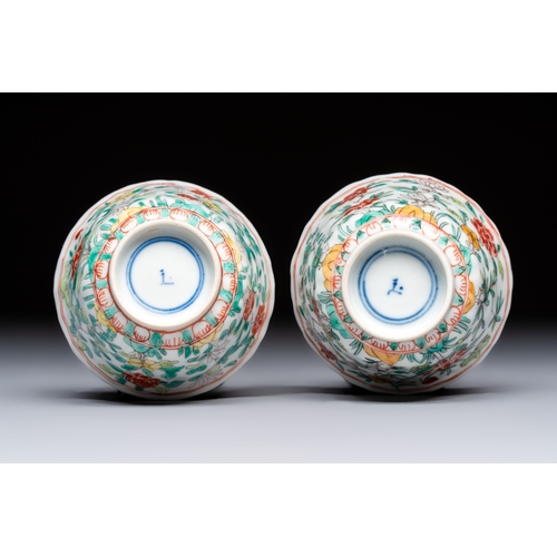 25 - A pair of Chinese famille verte cups and saucers with floral design, Jade marks, 19th C.Dia.: 12,5 c... 