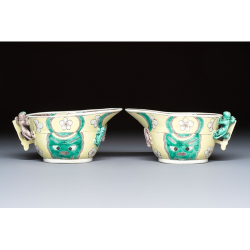 28 - A pair of Chinese verte biscuit libation cups, 19th C.L.: 13,5 cm - H.: 6,5 cm 

Condition reports a... 