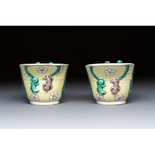 28 - A pair of Chinese verte biscuit libation cups, 19th C.L.: 13,5 cm - H.: 6,5 cm 

Condition reports a... 