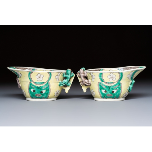 28 - A pair of Chinese verte biscuit libation cups, 19th C.L.: 13,5 cm - H.: 6,5 cm 

Condition reports a... 
