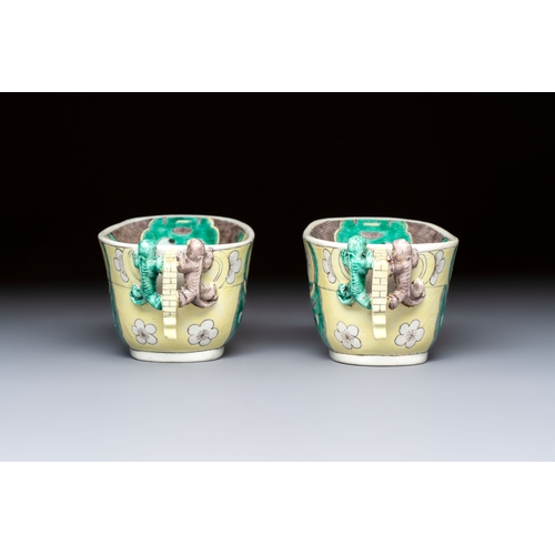 28 - A pair of Chinese verte biscuit libation cups, 19th C.L.: 13,5 cm - H.: 6,5 cm 

Condition reports a... 