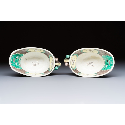 28 - A pair of Chinese verte biscuit libation cups, 19th C.L.: 13,5 cm - H.: 6,5 cm 

Condition reports a... 