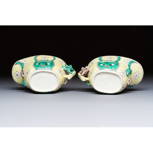 28 - A pair of Chinese verte biscuit libation cups, 19th C.L.: 13,5 cm - H.: 6,5 cm 

Condition reports a... 