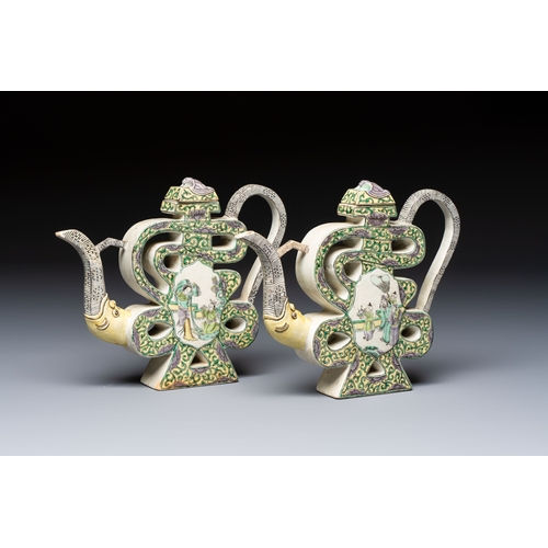 29 - A pair of Chinese verte biscuit 'Shou' wine ewers, 19th C.L.: 20,5 cm - H.: 17,5 cm (incl. cover)Con... 