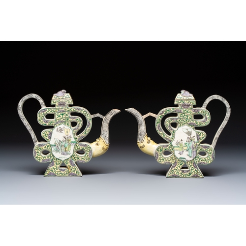 29 - A pair of Chinese verte biscuit 'Shou' wine ewers, 19th C.L.: 20,5 cm - H.: 17,5 cm (incl. cover)Con... 
