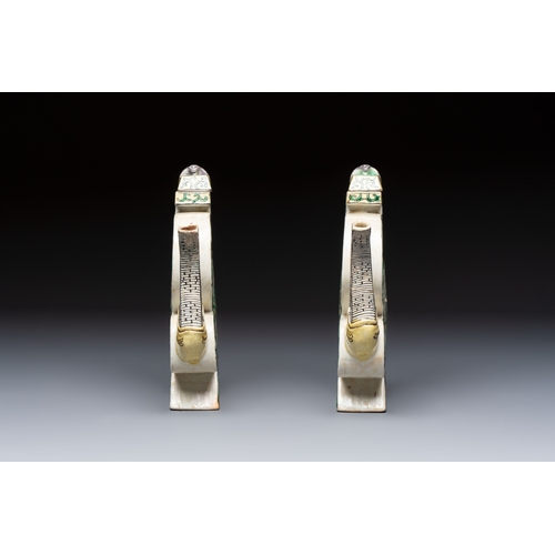 29 - A pair of Chinese verte biscuit 'Shou' wine ewers, 19th C.L.: 20,5 cm - H.: 17,5 cm (incl. cover)Con... 