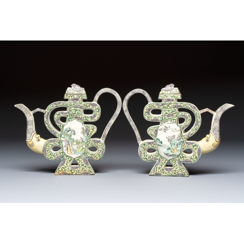 29 - A pair of Chinese verte biscuit 'Shou' wine ewers, 19th C.L.: 20,5 cm - H.: 17,5 cm (incl. cover)Con... 