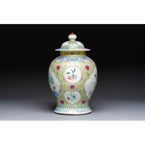 38 - A Chinese famille rose vase and cover with birds among flowering branches, 19th C.H.: 42,3 cm (incl.... 