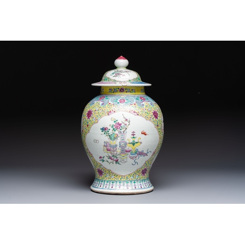 38 - A Chinese famille rose vase and cover with birds among flowering branches, 19th C.H.: 42,3 cm (incl.... 